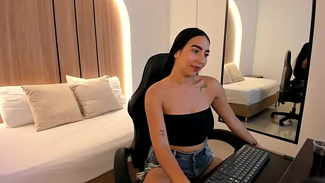 olivia willoow online show from 12/14/25, 03:24