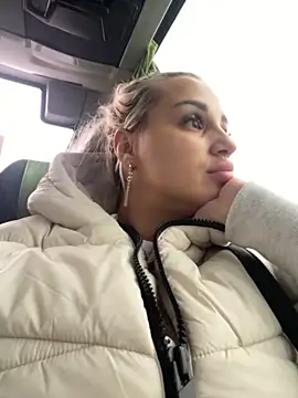 Snapshot of Giullyaxx chatting on 10/06/25, 12:28 Giullyaxx online show from 10/06/25, 12:28