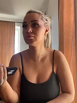 Snapshot of Giullyaxx chatting on 09/22/25, 07:03 Giullyaxx online show from 09/22/25, 07:03