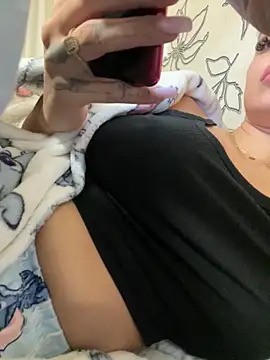 Snapshot of Giullyaxx chatting on 10/01/25, 01:04 Giullyaxx online show from 10/01/25, 01:04