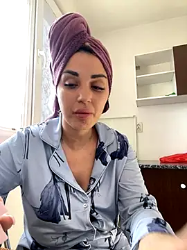 Snapshot of Giullyaxx chatting on 10/16/25, 10:34 Giullyaxx online show from 10/16/25, 10:34