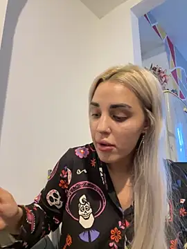 Snapshot of Giullyaxx chatting on 11/16/25, 11:04 Giullyaxx online show from 11/16/25, 11:04