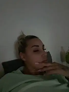 Snapshot of Giullyaxx chatting on 10/15/25, 04:59 Giullyaxx online show from 10/15/25, 04:59