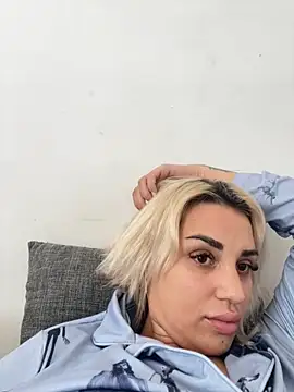 Snapshot of Giullyaxx chatting on 10/17/25, 10:29 Giullyaxx online show from 10/17/25, 10:29