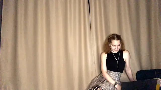 Snapshot of FoxLina chatting on 10/10/25, 07:47 FoxLina online show from 10/10/25, 07:47