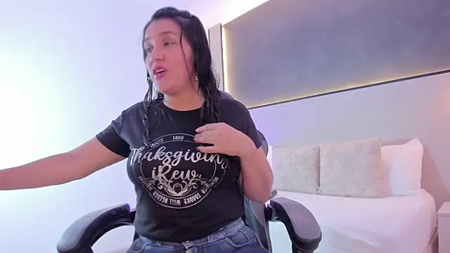 zoee zi online show from 11/06/25, 07:07