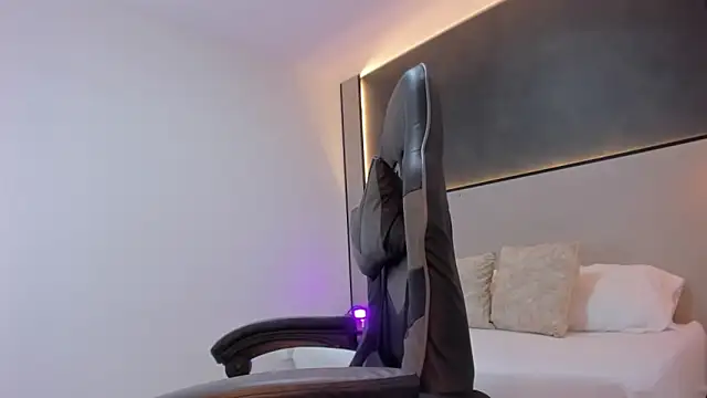 zoee zi online show from 11/18/25, 07:50