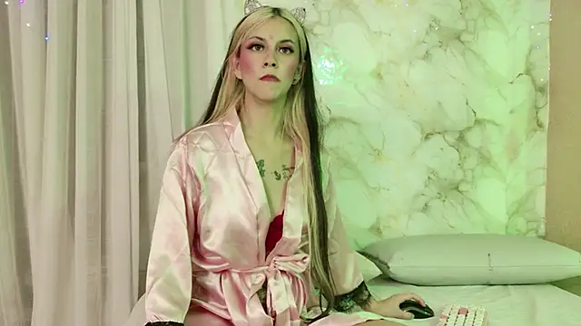 yliria010 online show from 11/23/25, 04:00