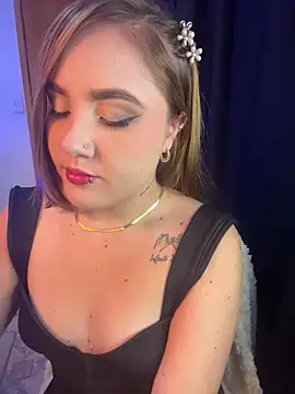 Snapshot of Dakota_Greys chatting on 10/18/25, 01:46 Dakota Greys online show from 10/18/25, 01:46