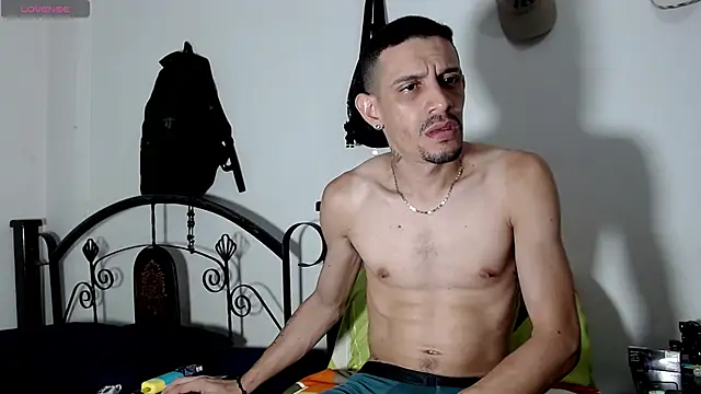 LATINO27CM online show from 05/18/26, 02:23