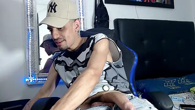 LATINO27CM online show from 06/26/26, 12:27