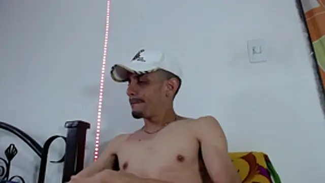 LATINO27CM online show from 11/05/25, 04:32