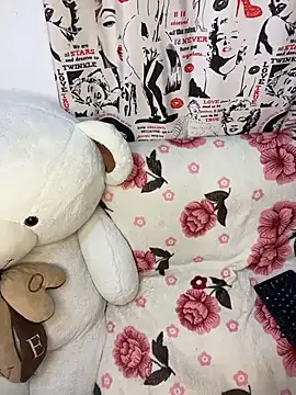 Snapshot of Linda_rouse chatting on 10/26/25, 02:45 Linda rouse online show from 10/26/25, 02:45