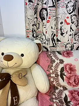 Snapshot of Linda_rouse chatting on 10/27/25, 10:44 Linda rouse online show from 10/27/25, 10:44