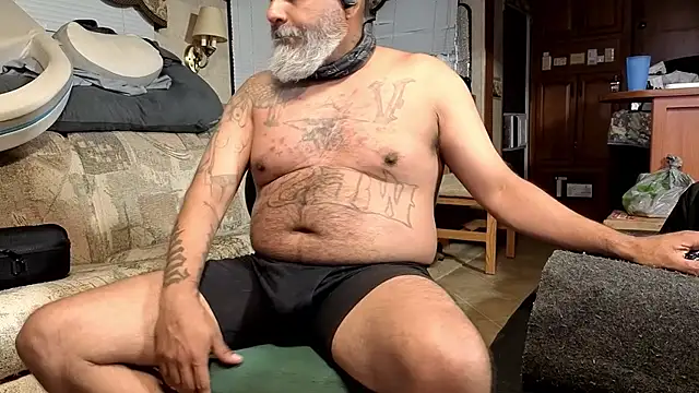 Snapshot of Clouds_4play chatting on 10/28/25, 05:34 Clouds 4play online show from 10/28/25, 05:34