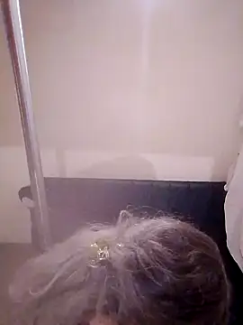 Snapshot of transreyna chatting on 10/29/25, 01:37 transreyna online show from 10/29/25, 01:37