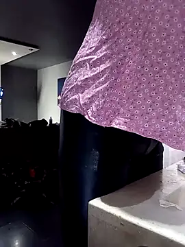 Snapshot of transreyna chatting on 12/25/24, 08:17 transreyna online show from 12/25/24, 08:17