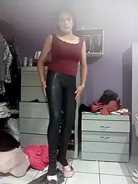 Snapshot of transreyna chatting on 09/29/25, 10:33 transreyna online show from 09/29/25, 10:33