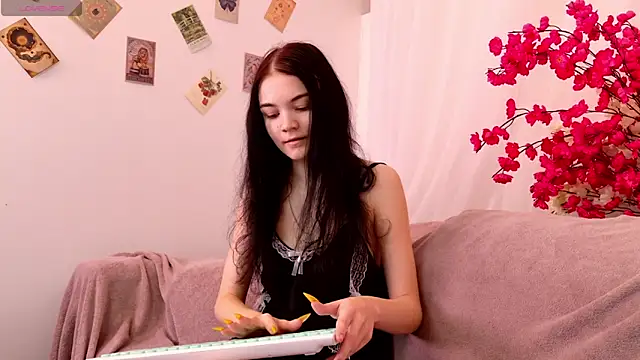 Snapshot of chatting on 10/24/25, 06:12 online show from 10/24/25, 06:12