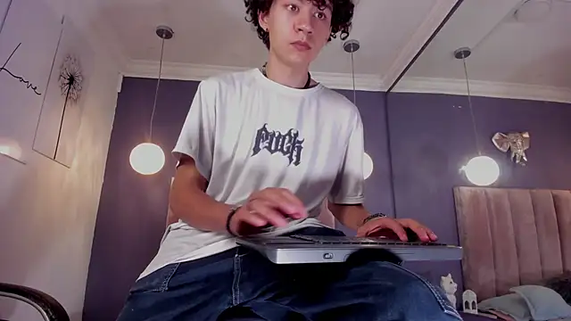 Snapshot of Helios_Obscuro chatting on 11/13/25, 03:32 Helios Obscuro online show from 11/13/25, 03:32