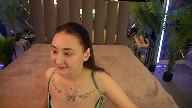 Snapshot of SashaDuvalle chatting on 10/04/25, 07:10 SashaDuvalle online show from 10/04/25, 07:10