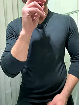 Snapshot of giovan2020 chatting on 12/22/25, 11:05 giovan2020 online show from 12/22/25, 11:05