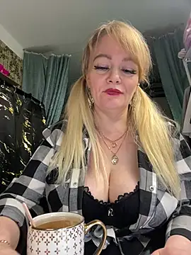 Snapshot of Sweet-blonde chatting on 05/18/26, 10:14 Sweet-blonde online show from 05/18/26, 10:14