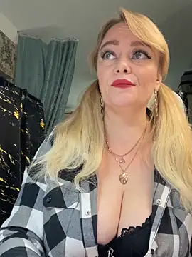 Snapshot of Sweet-blonde chatting on 05/18/26, 10:09 Sweet-blonde online show from 05/18/26, 10:09