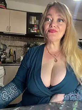 Snapshot of Sweet-blonde chatting on 06/06/26, 11:32 Sweet-blonde online show from 06/06/26, 11:32