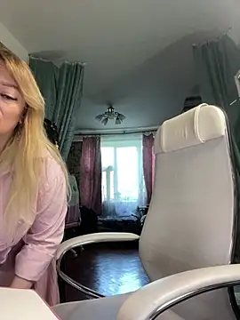 Snapshot of Sweet-blonde chatting on 05/20/26, 12:35 Sweet-blonde online show from 05/20/26, 12:35