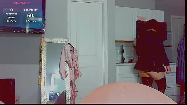 LunaMilav online show from 10/01/25, 02:27