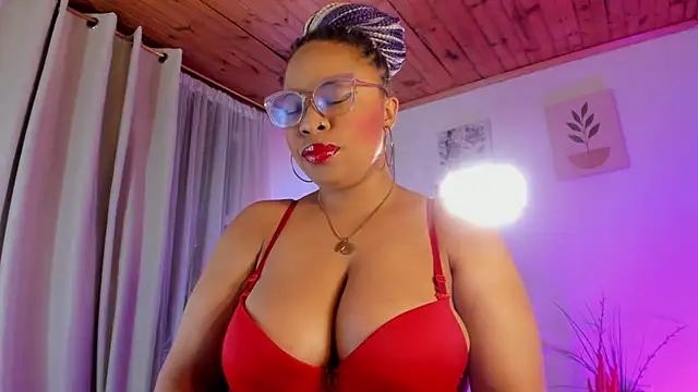 Snapshot of Lauraricci__ chatting on 07/15/26, 03:35 Lauraricci online show from 07/15/26, 03:35