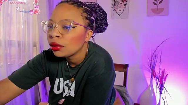 Lauraricci   online show from 11/06/25, 02:21