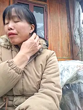 Snapshot of helenzz chatting on 12/05/25, 12:43 helenzz online show from 12/05/25, 12:43