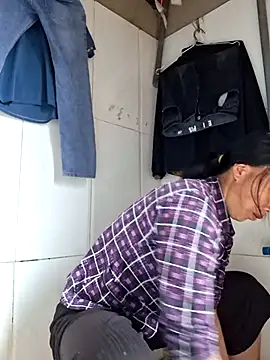 Snapshot of helenzz chatting on 11/04/25, 12:47 helenzz online show from 11/04/25, 12:47