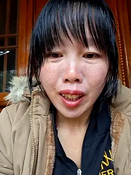 Snapshot of helenzz chatting on 11/21/25, 12:42 helenzz online show from 11/21/25, 12:42