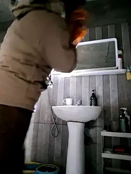 Snapshot of helenzz chatting on 11/27/25, 01:06 helenzz online show from 11/27/25, 01:06