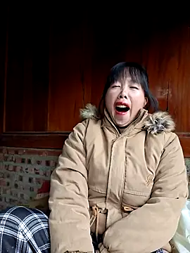 Snapshot of helenzz chatting on 11/19/25, 01:16 helenzz online show from 11/19/25, 01:16