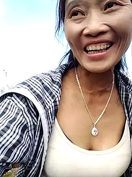 Snapshot of abigail-00 chatting on 11/04/25, 07:56 abigail-00 online show from 11/04/25, 07:56