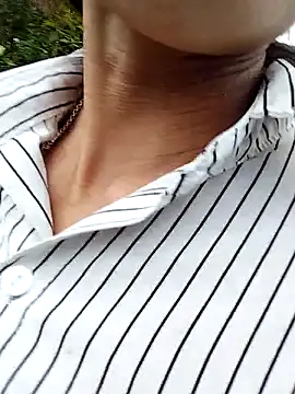 Snapshot of abigail-00 chatting on 11/11/25, 08:20 abigail-00 online show from 11/11/25, 08:20