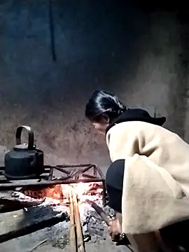 Snapshot of abigail-00 chatting on 12/04/25, 09:36 abigail-00 online show from 12/04/25, 09:36