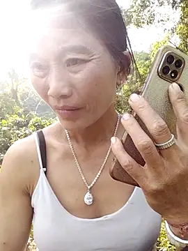 Snapshot of abigail-00 chatting on 11/27/25, 03:18 abigail-00 online show from 11/27/25, 03:18