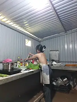 Helen-Tran online show from 12/18/25, 05:34