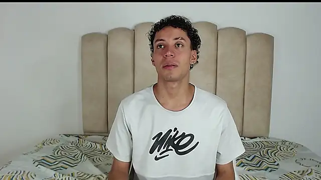 Snapshot of aroncooper1 chatting on 10/29/25, 05:06 aroncooper1 online show from 10/29/25, 05:06