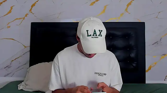 aroncooper1 online show from 10/08/25, 12:39