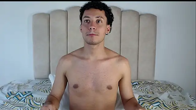 Snapshot of aroncooper1 chatting on 10/31/25, 04:03 aroncooper1 online show from 10/31/25, 04:03