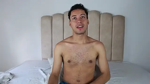 Snapshot of aroncooper1 chatting on 11/11/25, 09:09 aroncooper1 online show from 11/11/25, 09:09