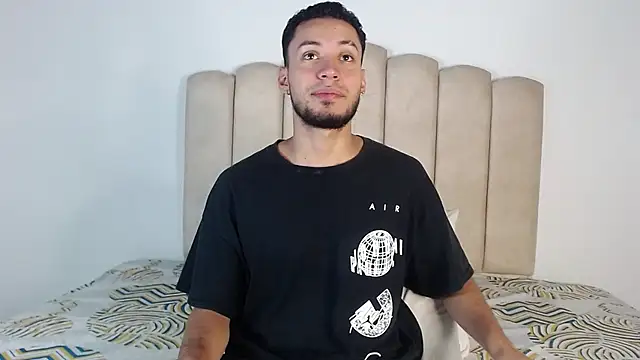 Snapshot of aroncooper1 chatting on 01/08/26, 01:33 aroncooper1 online show from 01/08/26, 01:33