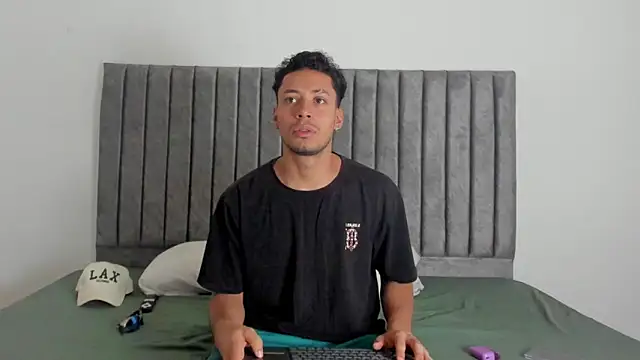 aroncooper1 online show from 10/04/25, 11:23