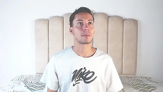 Snapshot of aroncooper1 chatting on 11/02/25, 08:14 aroncooper1 online show from 11/02/25, 08:14